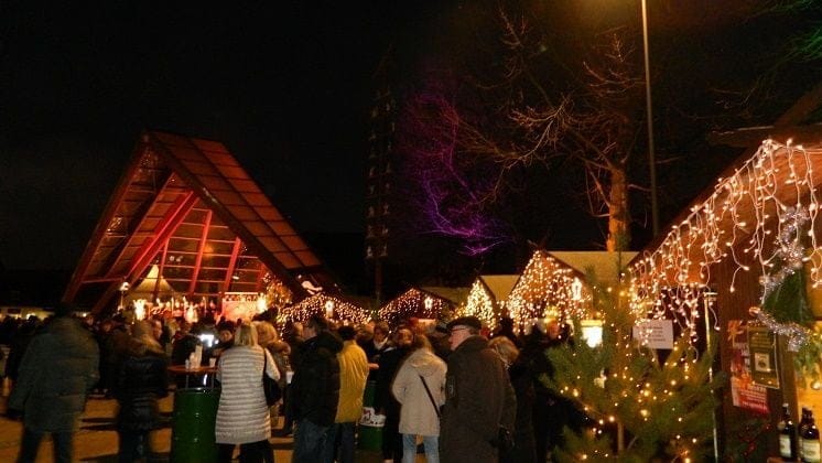 Abendlicher Weihnachtsmarkt beim Burger Adventsfest mit beleuchteten Ständen
