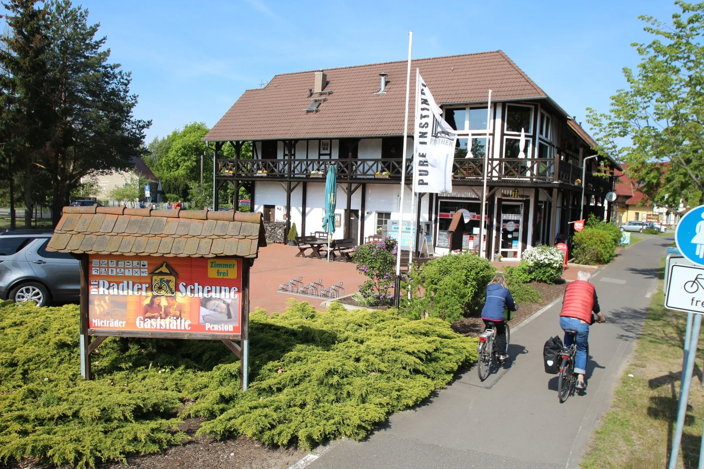 Radfahrer vor der Radler-Scheune in Burg (Spreewald)