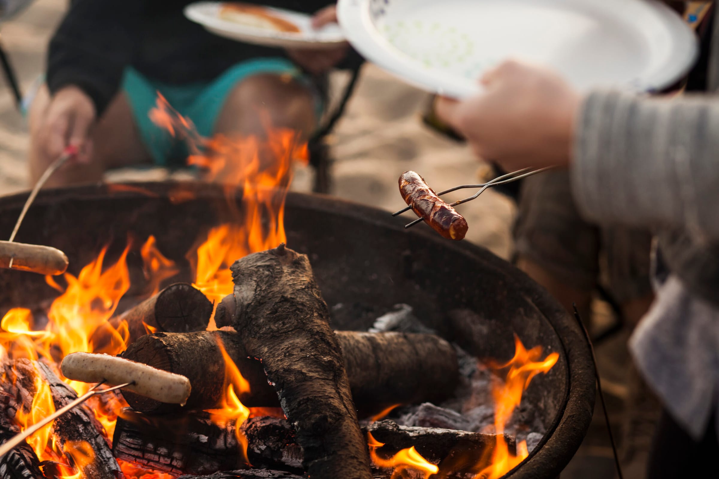 Freunde beim Grillabend am Lagerfeuer
