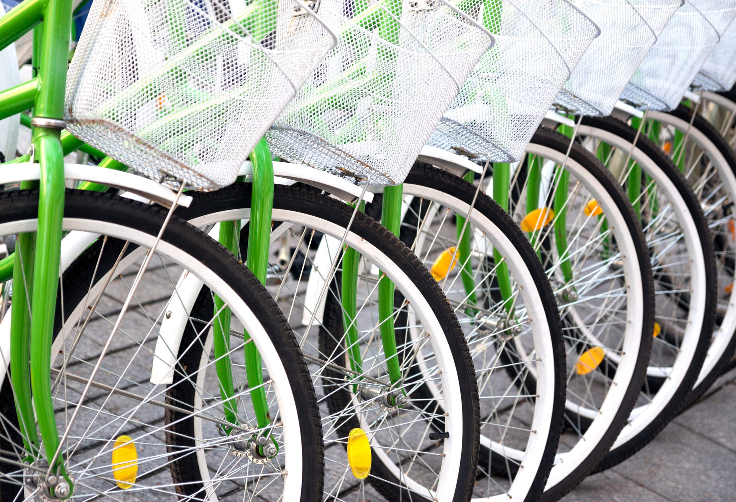 Reihe von Mietfahrrädern mit grünen Rahmen