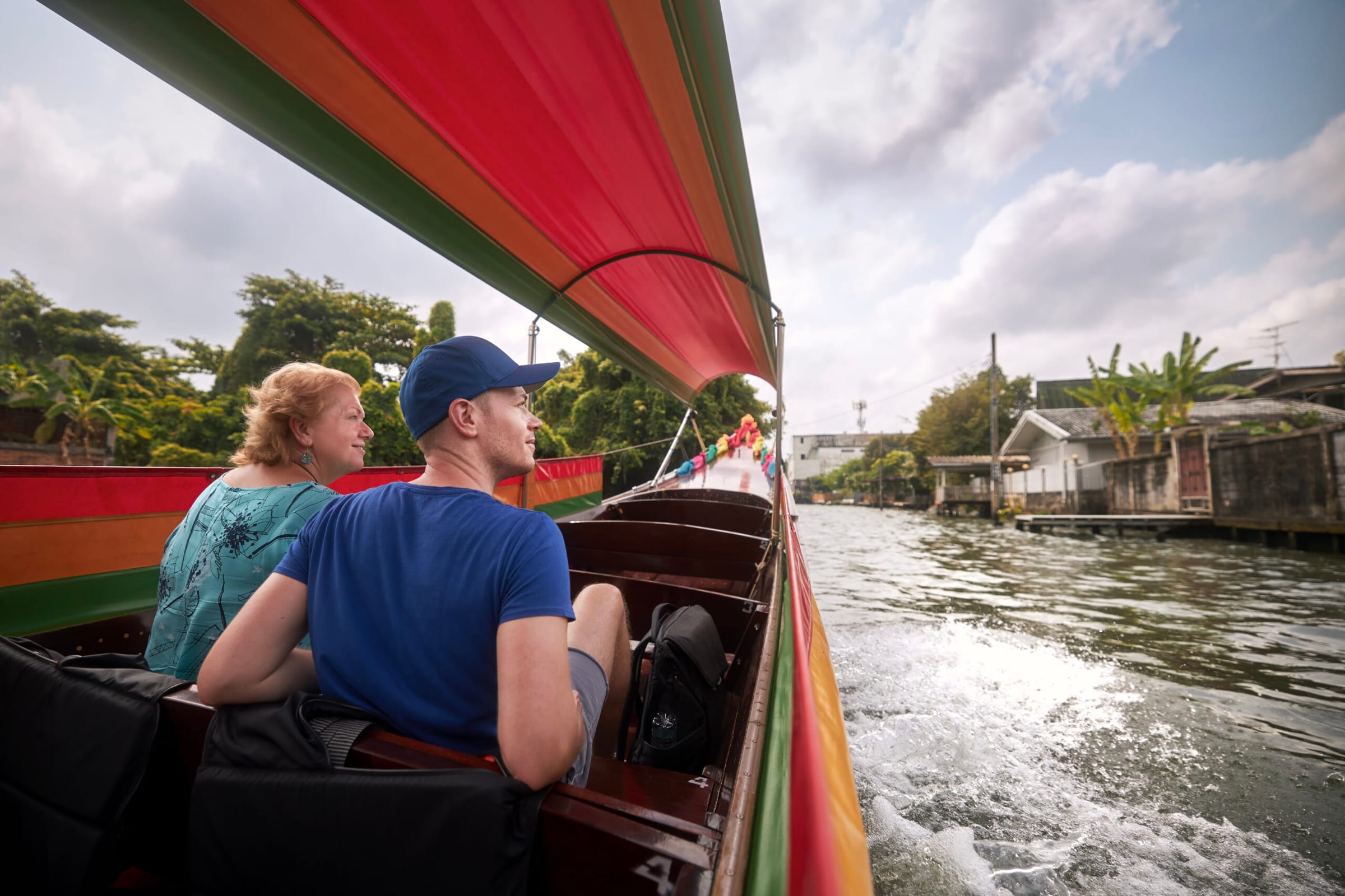 Mutter und Sohn genießen eine Bootsfahrt auf dem Wasser
