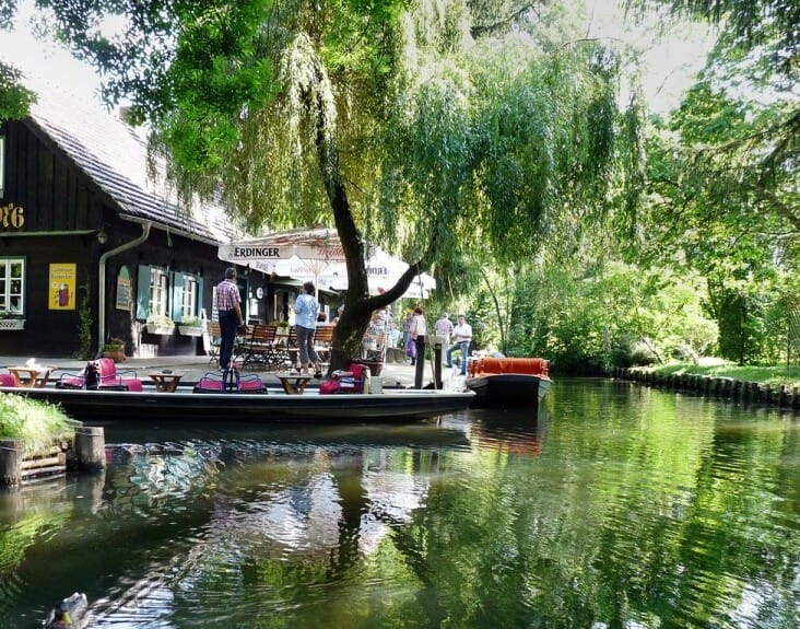 Spreewaldlandschaft mit Kahn auf dem Wasser