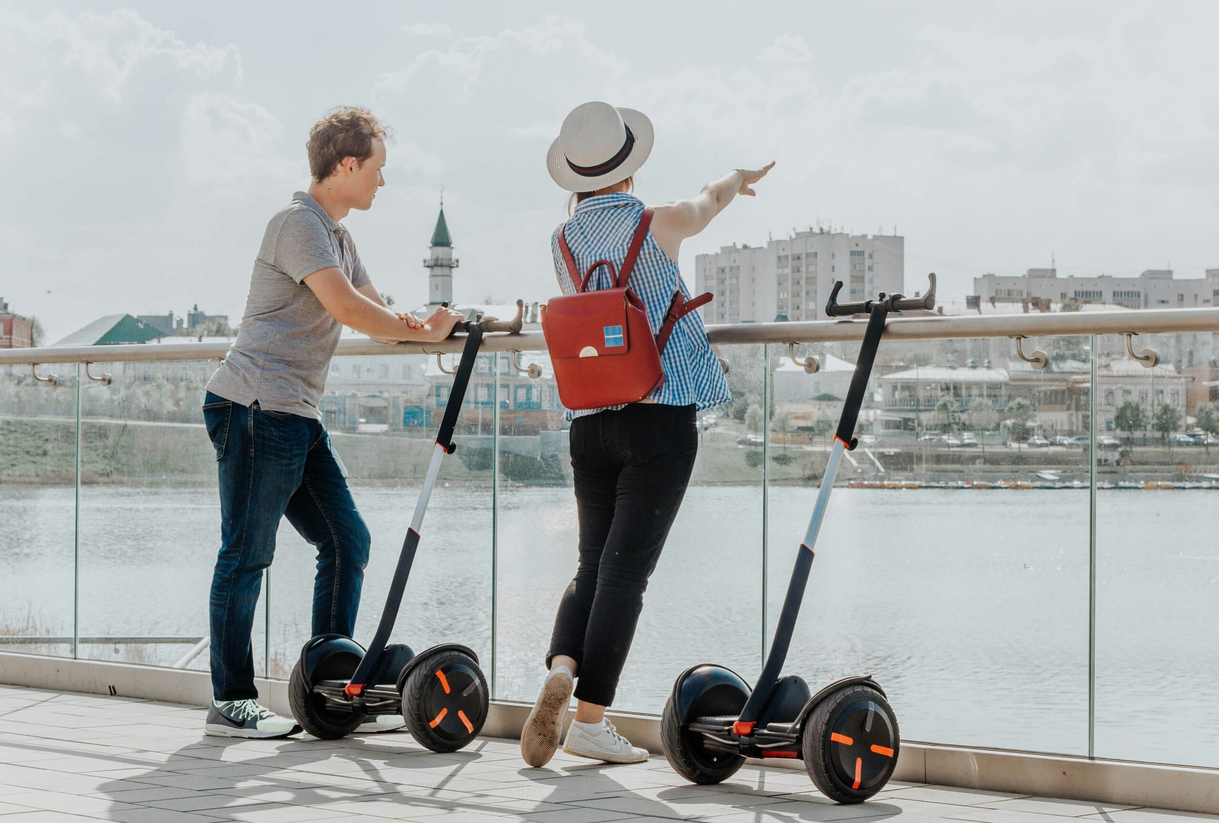 Zwei Ausflügler mit Segways an einer Uferpromenade