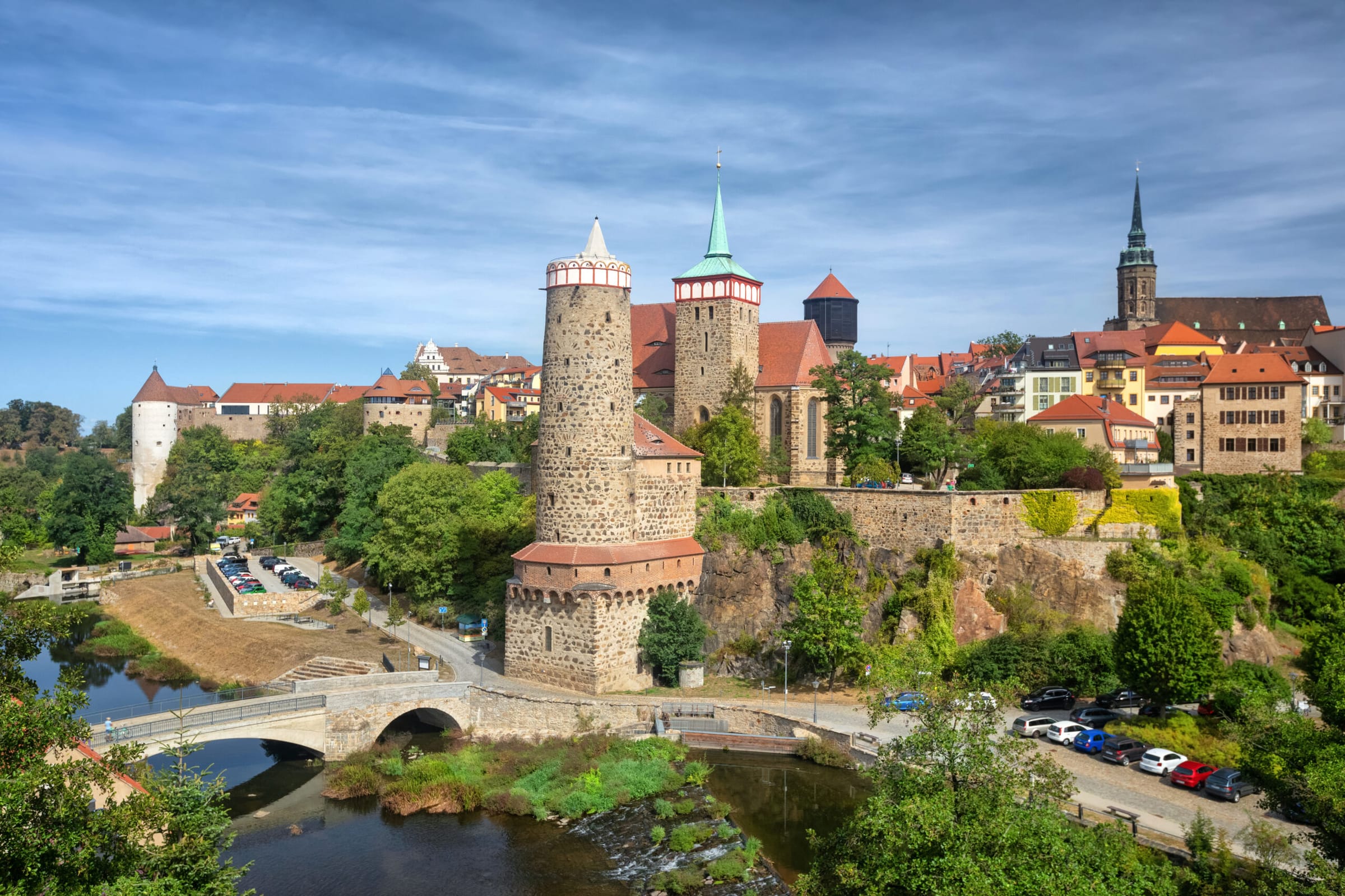 Altstadt mit Türmen und Wasserturm über dem Fluss