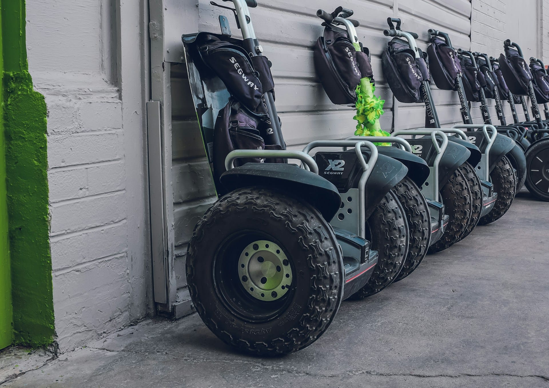 Segways in einer Reihe an der Ladestation