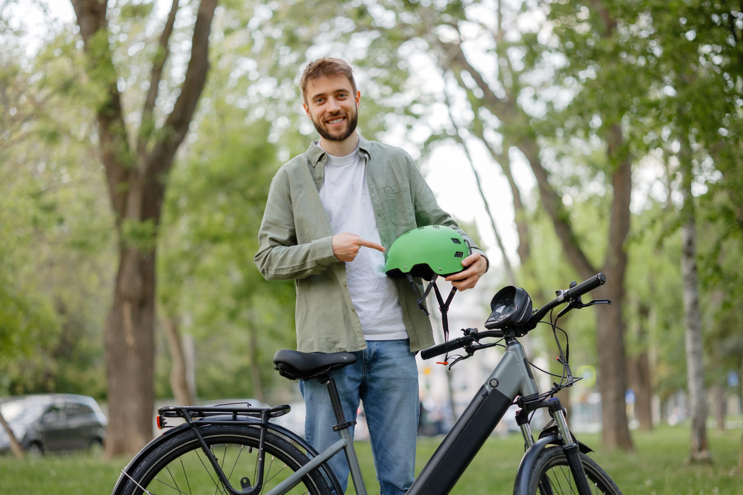 Stefan Krieger mit grünem Fahrradhelm neben einem E-Bike