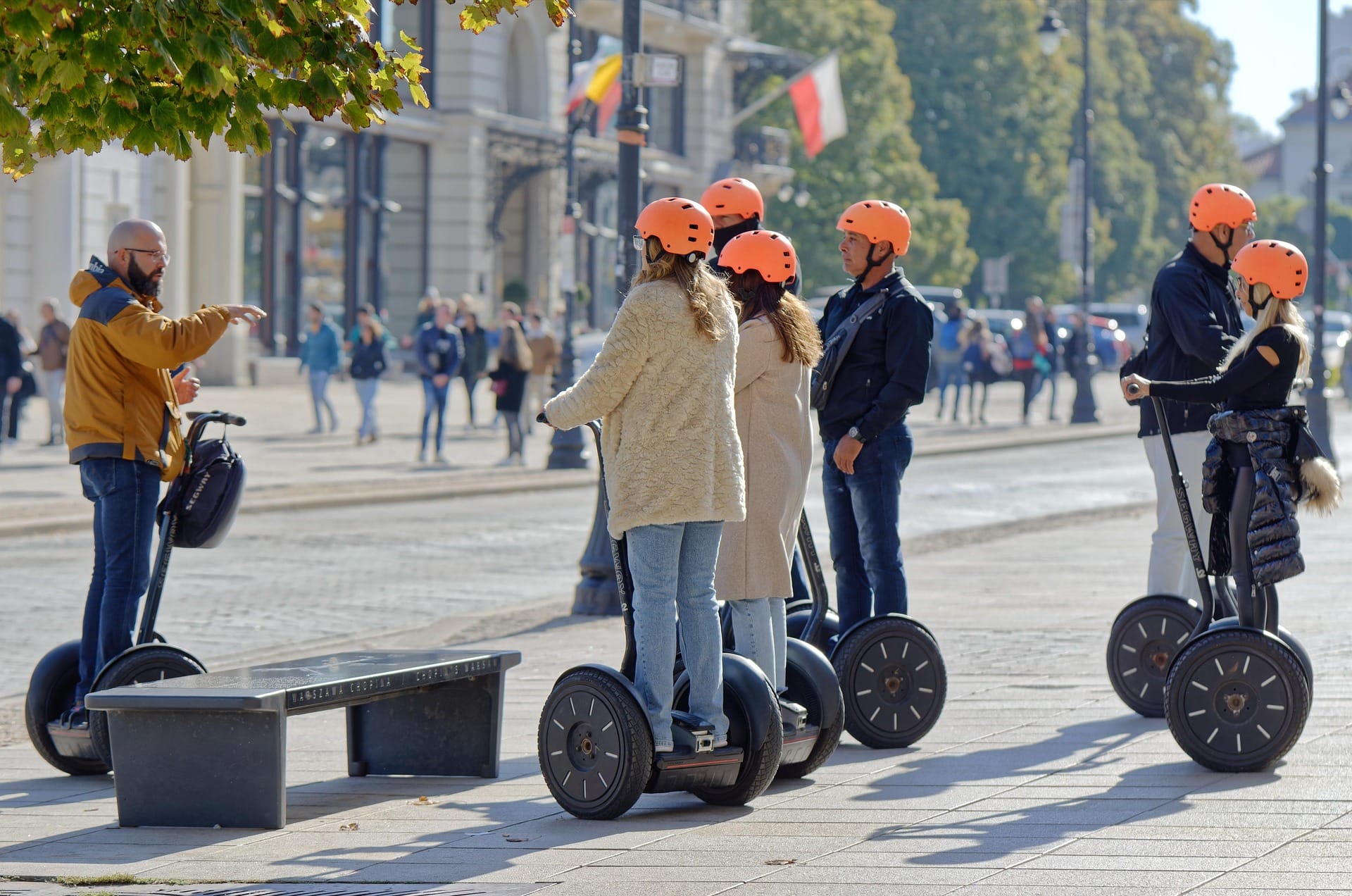 Gruppe mit Helmen bei einer geführten Segway-Tour