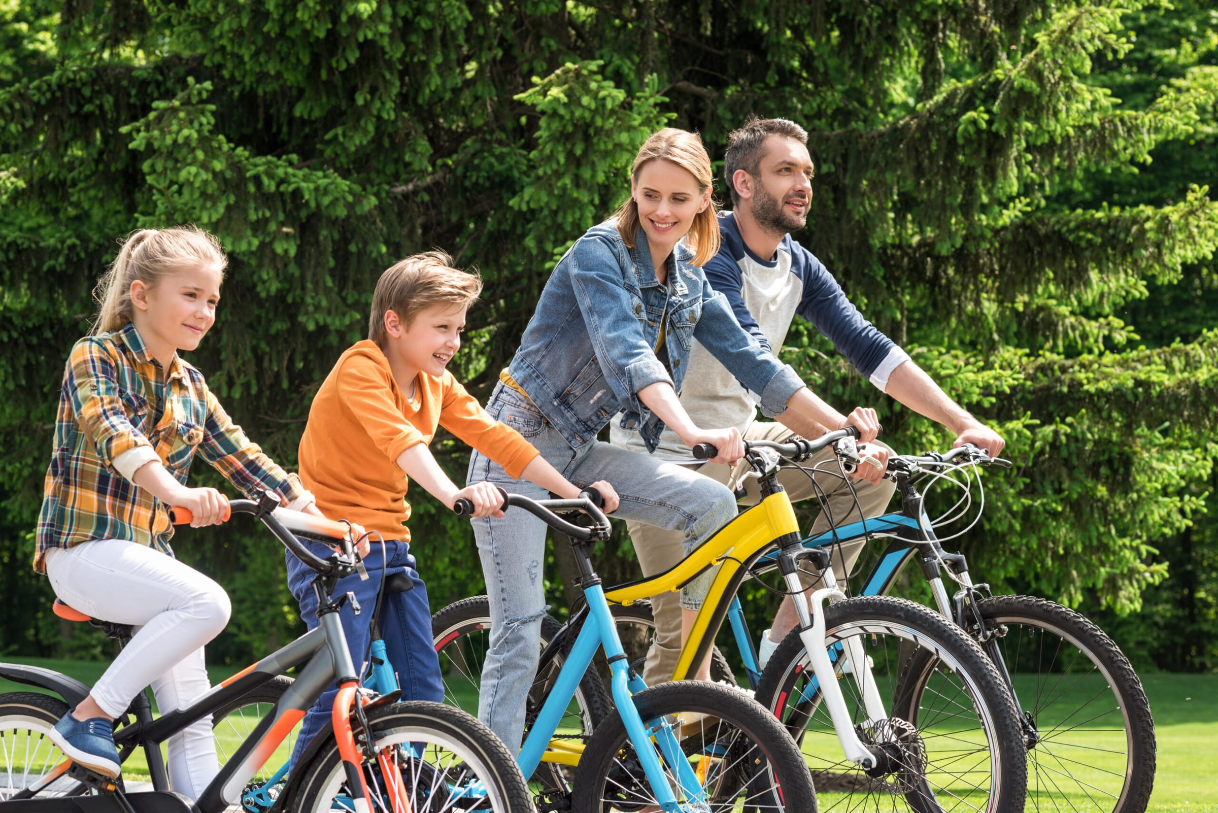Familie auf einer Radtour durch Burg im Spreewald