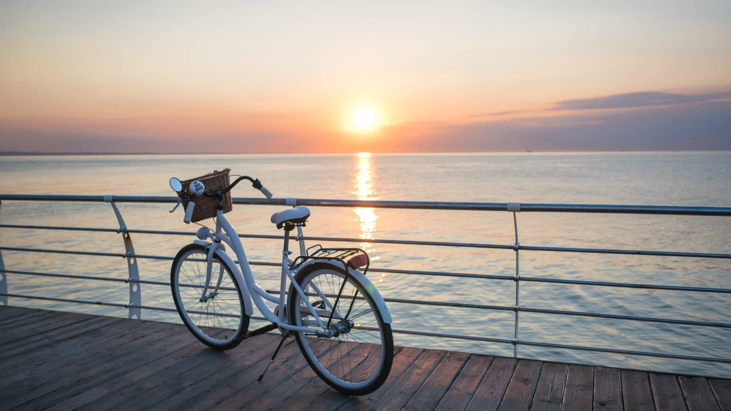 Fahrrad am Steg des Cottbuser Ostsees bei Sonnenuntergang