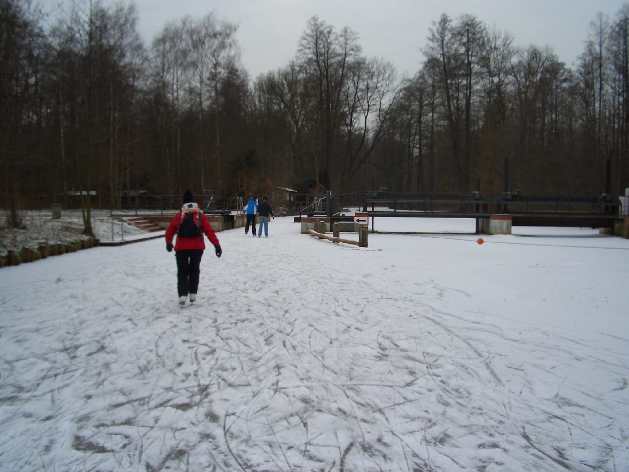 Spaziergänger auf dem verschneiten, zugefrorenen Fließ