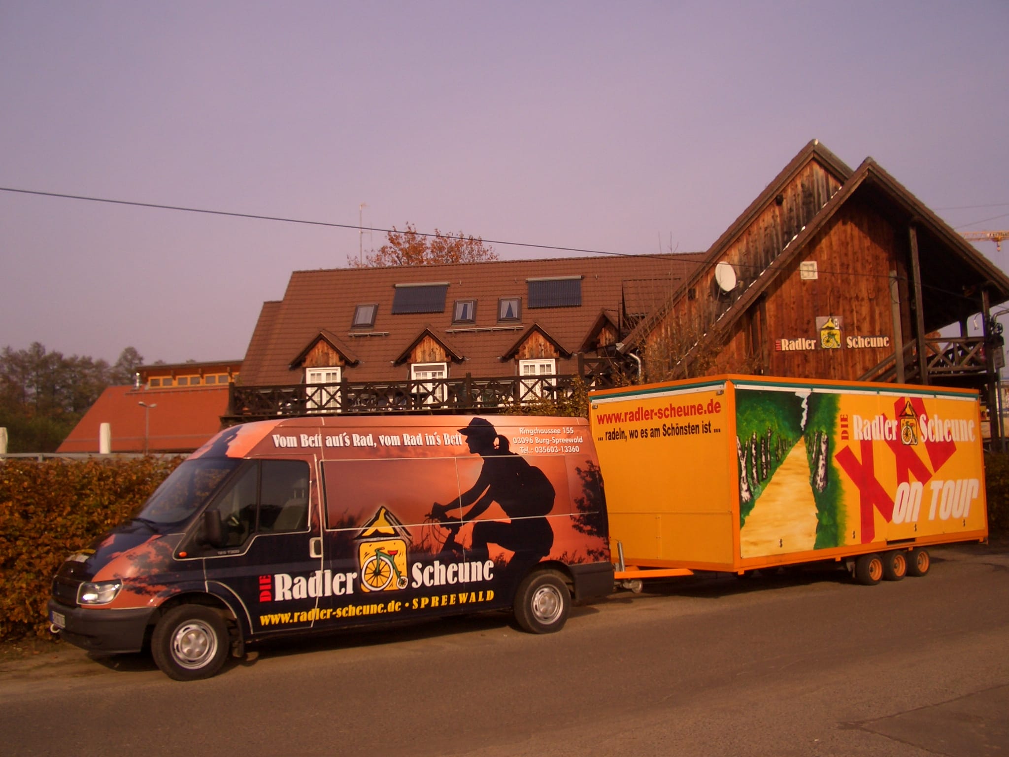 Transporter mit Fahrradanhänger der Radler-Scheune vor dem Haus