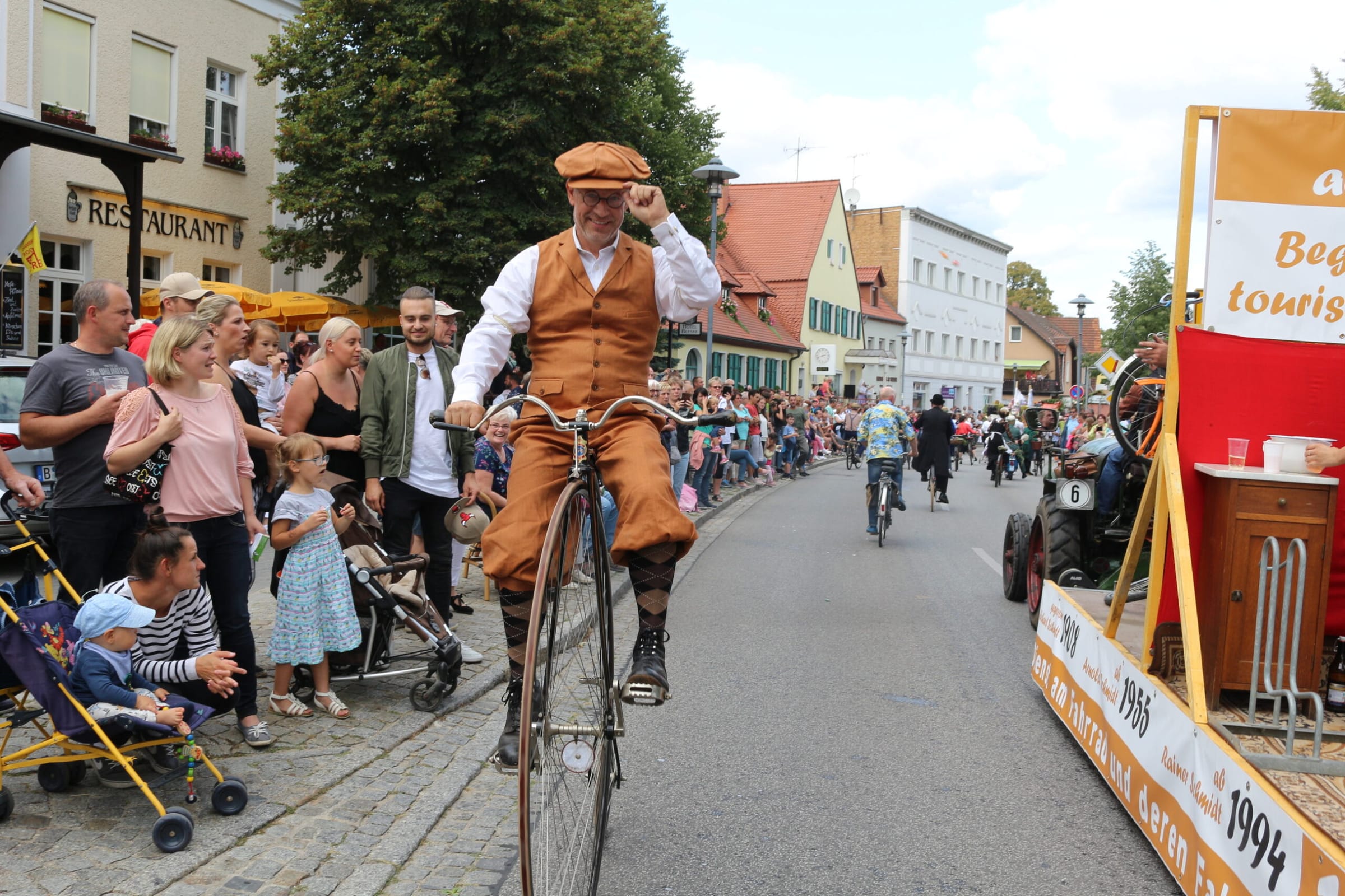 Hochradfahrer in historischer Kleidung beim Festumzug in Burg