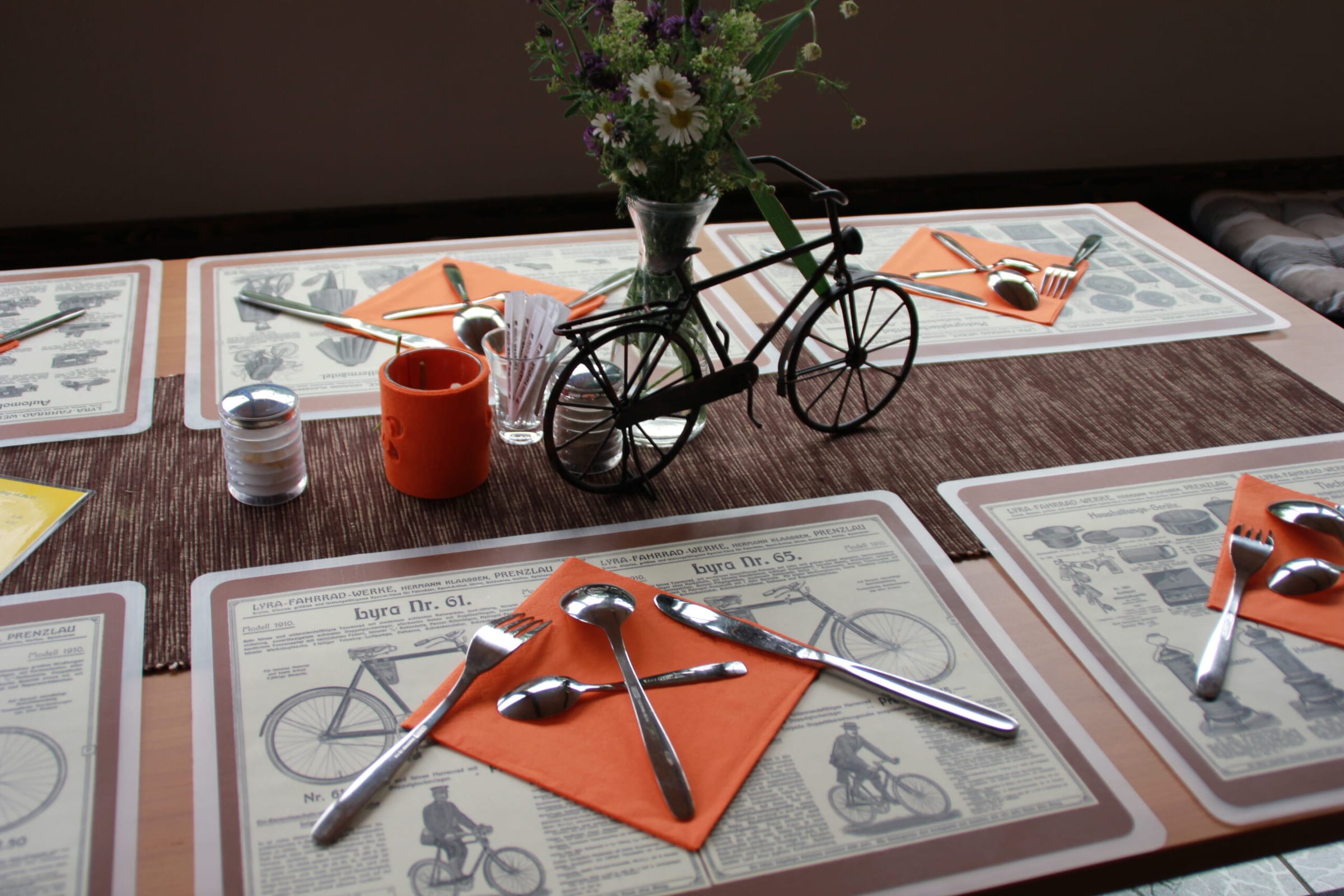 Gedeckter Frühstückstisch mit Fahrrad-Deko in der Radler-Scheune