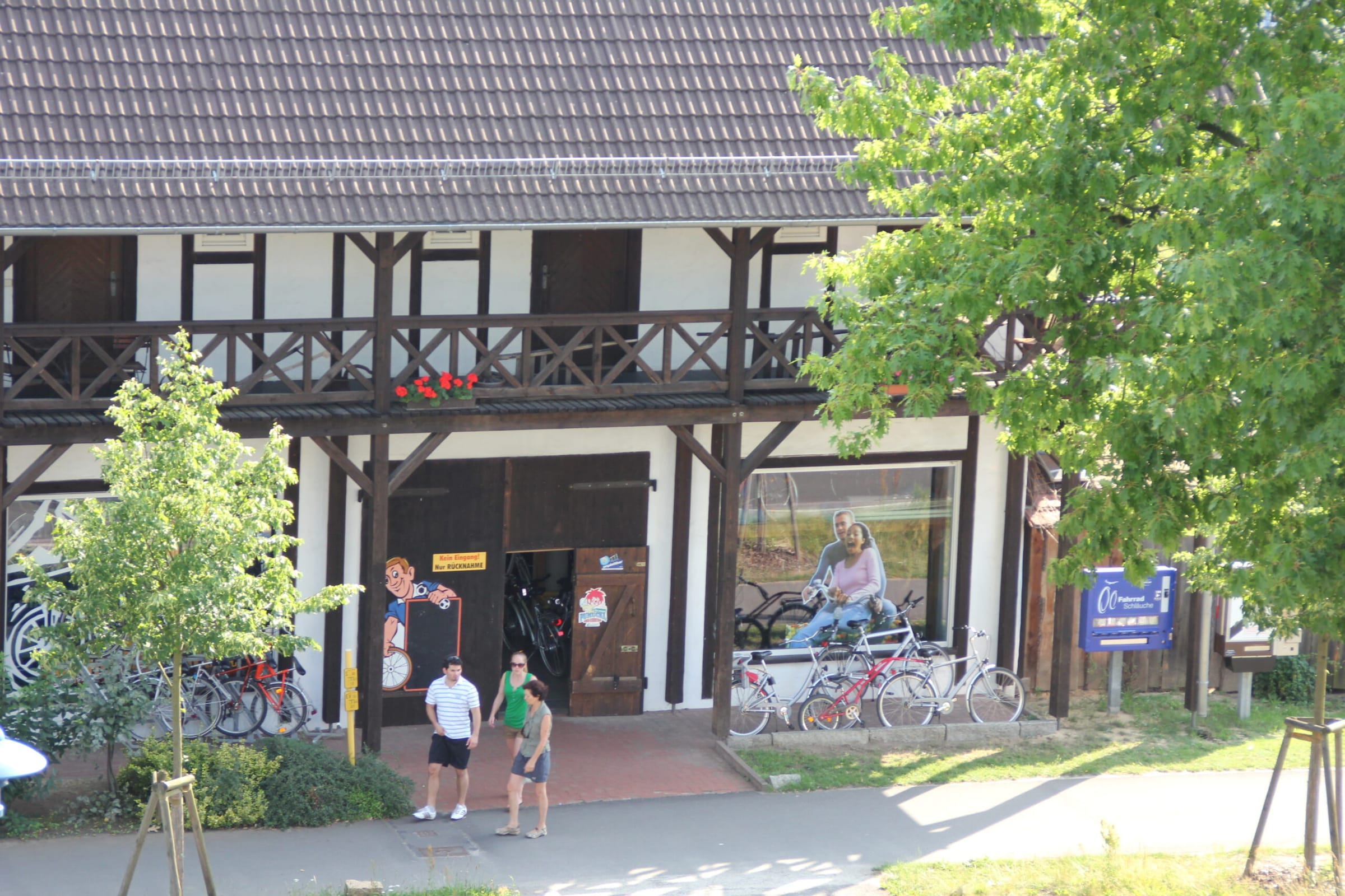 Fahrradverleih der Radler-Scheune: Fachwerkhaus mit Leihrädern vor dem Eingang