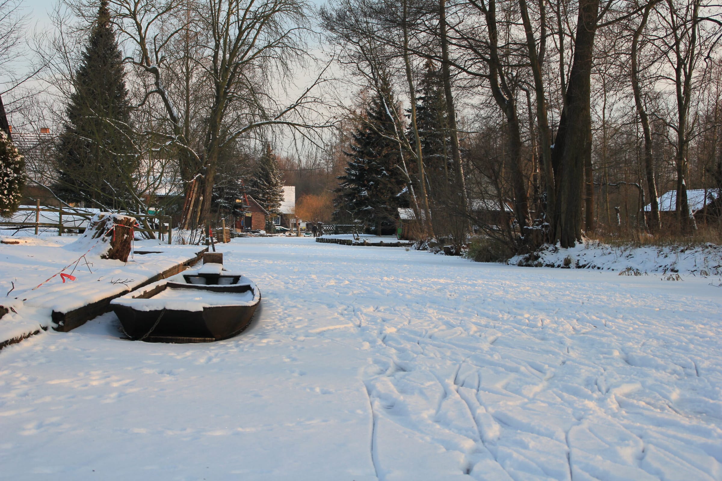 Verschneiter Kahnhafen im Spreewald