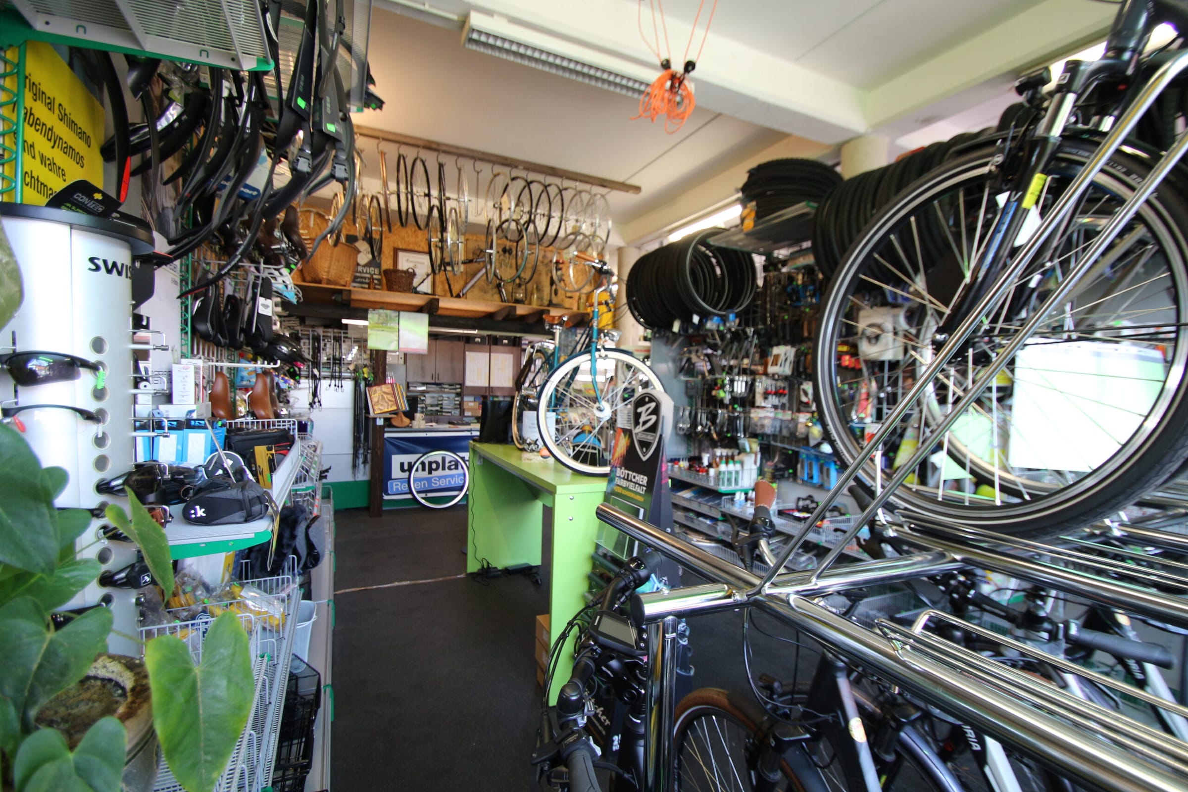 Werkstatt und Fahrradladen der Radler-Scheune mit Rädern, Reifen und Ersatzteilen
