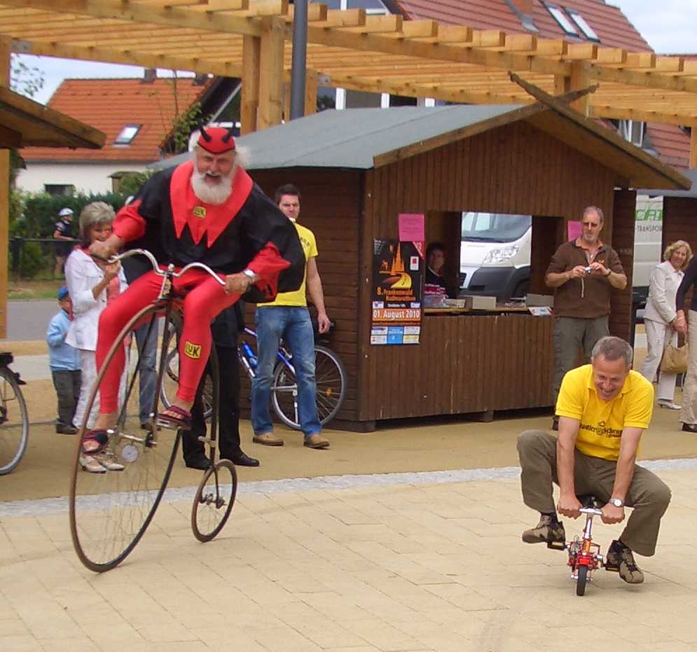 Wettfahrt auf dem Hochrad mit Tour-Teufel Didi Senft