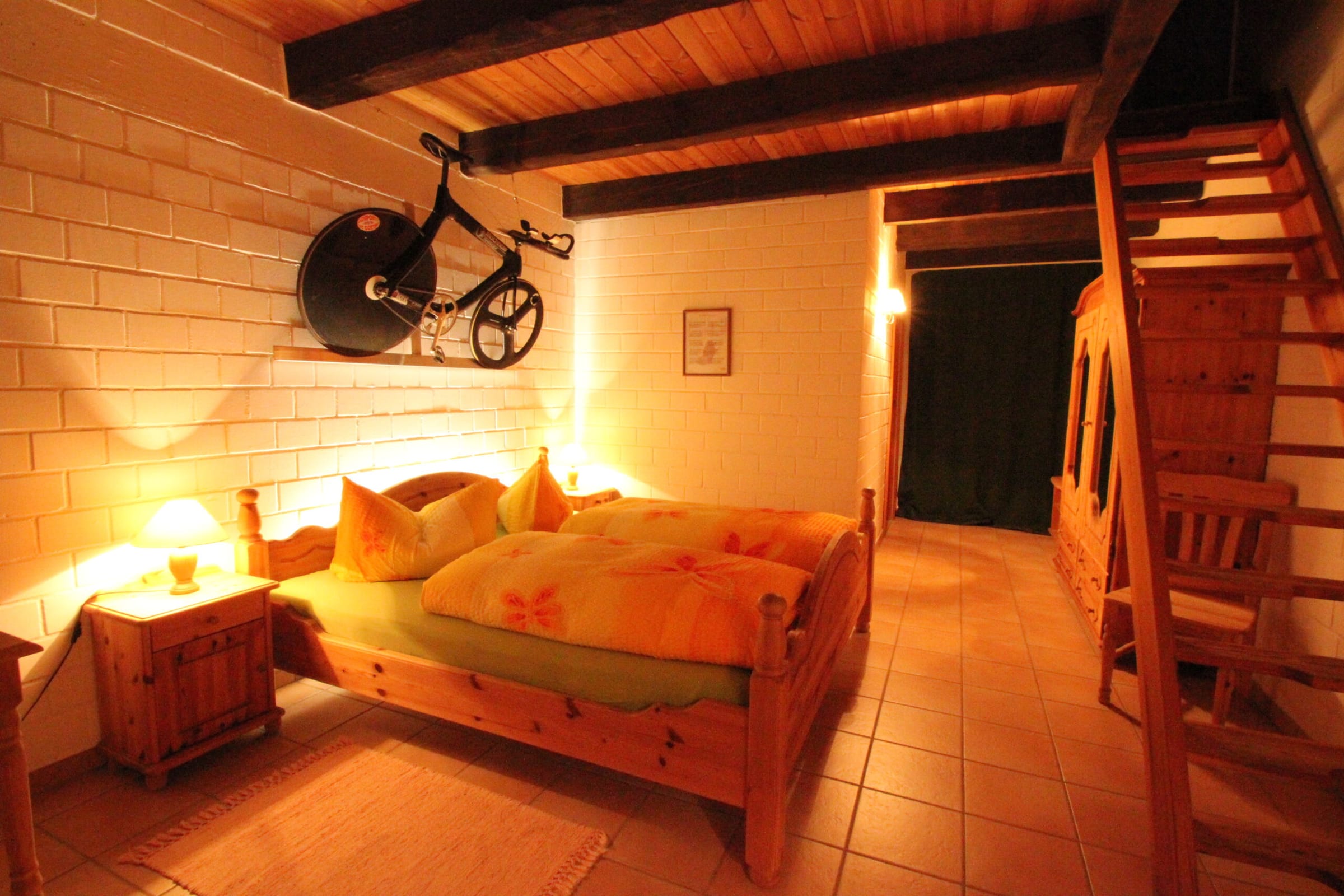 Doppelzimmer mit Holzbett und warmem Licht